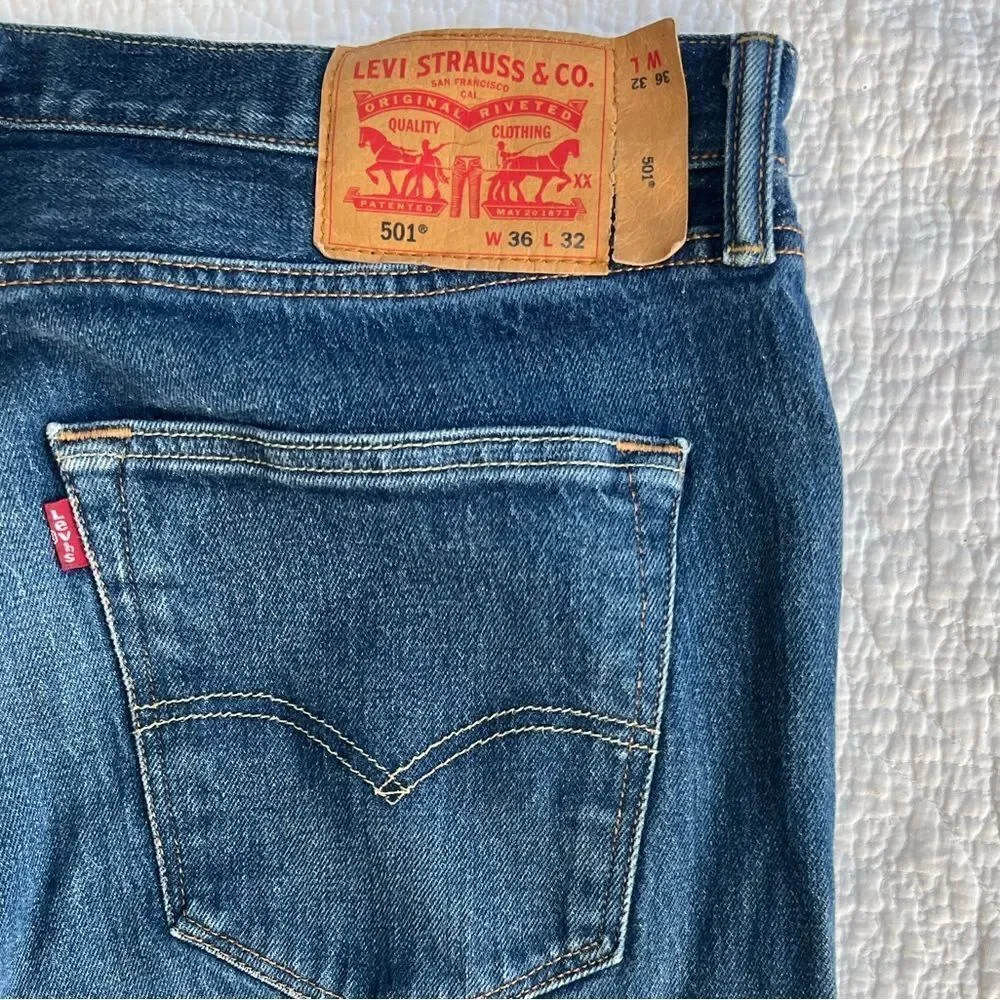 Levi’s Men 501 Button Fly jeans Straight Leg Medium Wash Blue Jeans  36 X 32